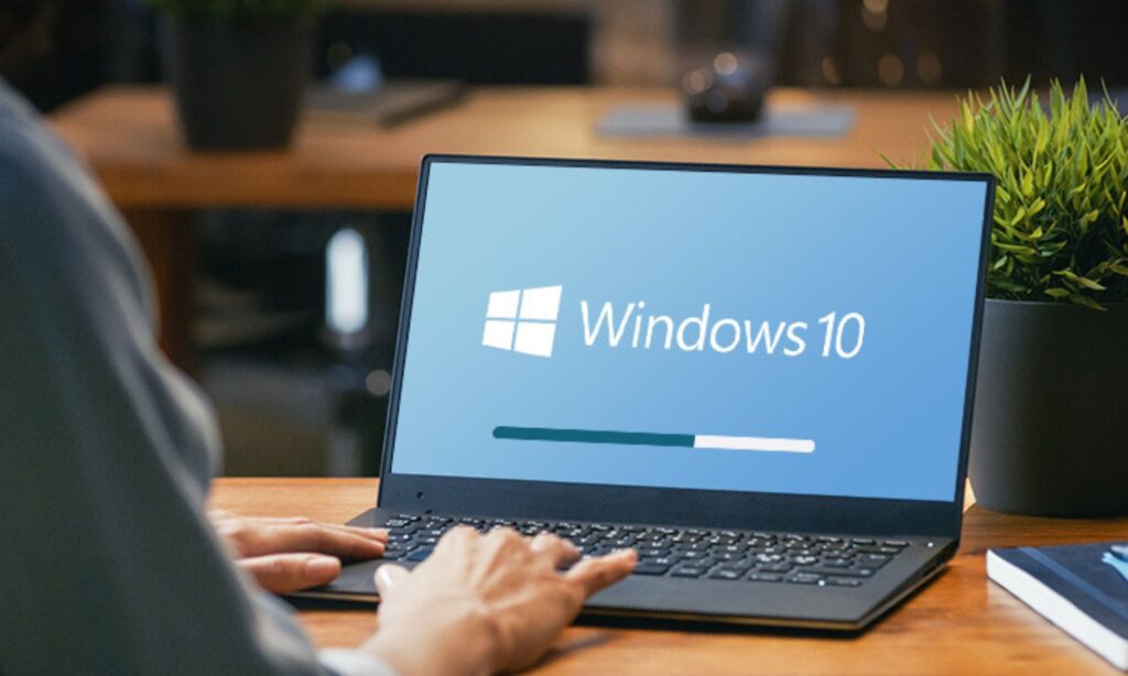 شخص يعمل على نظام ويندوز 10 (PCMAG)