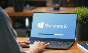 شخص يعمل على نظام ويندوز 10 (PCMAG)
