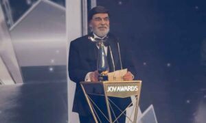 تكريم الفنان السوري ياسر العظمة بجائزة الإنجاز مدى الحياة بحفل Joy Awards في الرياض - 21 كانون الثاني 2025 (Joy Awards)
