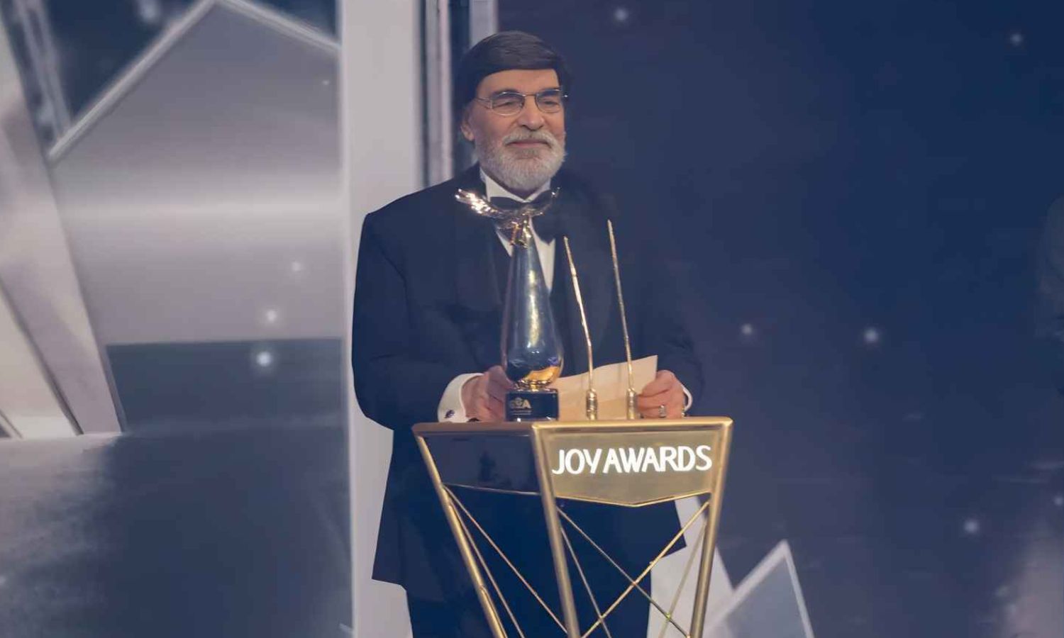 تكريم الفنان السوري ياسر العظمة بجائزة الإنجاز مدى الحياة بحفل Joy Awards في الرياض - 21 كانون الثاني 2025 (Joy Awards)