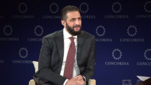 الرئيس السوري للمرحلة الانتقالية أحمد الشرع في قمة كونكورديا بنيويورك - 22 أيلول 2025 (Concordia/ إكس)