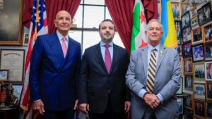 وزير الخارجية السوري، اسعد الشيباني، يلتقي عضو مجلس النواب الأمريكي جو ويلسون، إلى جانب المبعوث الأمريكي توم باراك ـ 18 أيلول 2025 (الخارجية السورية/ إكس)