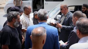 اللجنة الوطنية للتحقيق في أحداث السويداء تلتقي الأهالي خلال جولاتها الميدانية - 25 آب 2025 (سانا)