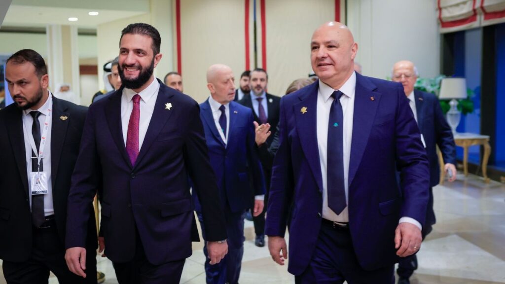 الرئيس السوري أحمد الشرع، يلتقي الرئيس الللبناني، جوزيف عون على هامش قمة الدوحة ـ 15 أيلول 2025(الرئاسة السورية /إكس)