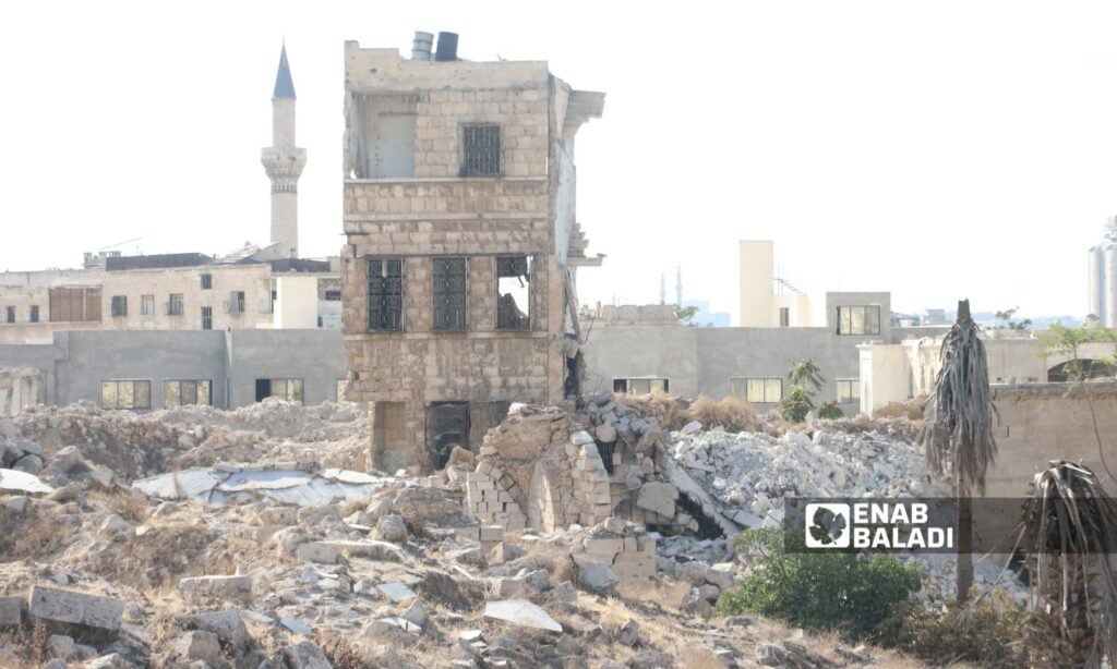 بناء مدمر في منطقة حلب القديمة بفعل العمليات العسكرية - أيلول 2025 (عنب بلدي/ محمد مصطو)