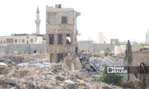 بناء مدمر في منطقة حلب القديمة بفعل العمليات العسكرية - أيلول 2025 (عنب بلدي/ محمد مصطو)
