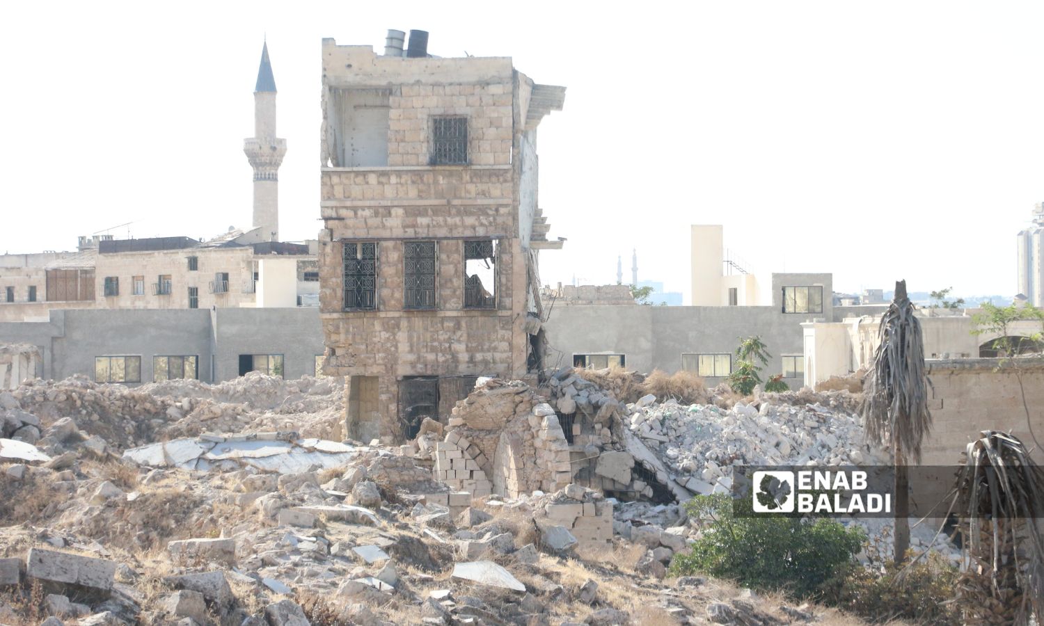 بناء مدمر في منطقة حلب القديمة بفعل العمليات العسكرية - أيلول 2025 (عنب بلدي/ محمد مصطو)
