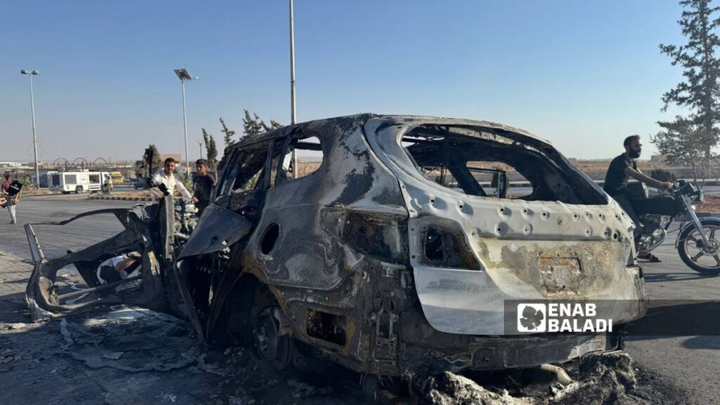 طيران مسير يستهدف شخصًا على متن سيارة على طريق مطار حلب الدولي - 4 أيلول 2025 (عنب بلدي/ ديان جنباز)