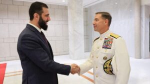 الرئيس السوري أحمد الشرع يلتقي  قائد القيادة المركزية الأميركية  الجنرال براد كوبر في دمشق - 12 أيلول 2025 (رئاسة الجمهورية العربية السورية)