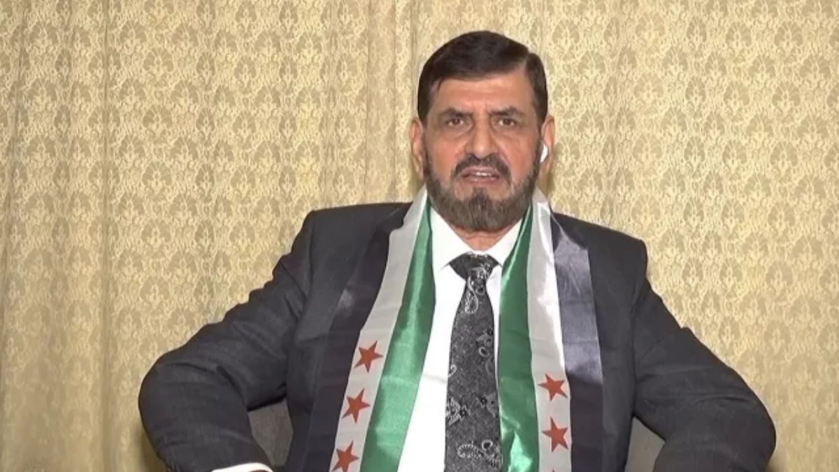 المراقب العام لجماعة الإخوان المسلمين في سوريا عامر البوسلامة خلال مقابلة إعلامية - 10 أيلول 2025 (الجزيرة مباشر/ لقطة شاشة)