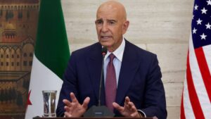 المبعوث الأمريكي الخاص لسوريا توم برّاك خلال مؤتمر صحفي في دمشق - 16 أيلول 2025 (رويترز)