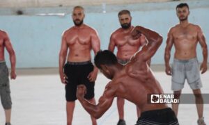 لاعب كمال اجسام يستعرض جسمه في الصالة الرياضية بمدينة دير الزور - 20 آب 2025 (عنب بلدي/ عبادة الشيخ)
