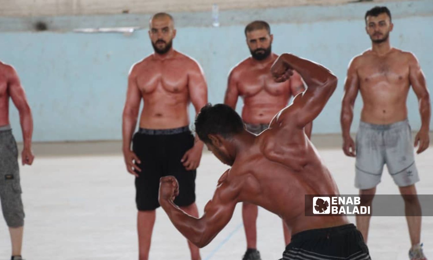 لاعب كمال اجسام يستعرض جسمه في الصالة الرياضية بمدينة دير الزور - 20 آب 2025 (عنب بلدي/ عبادة الشيخ)