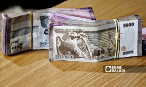 عملة سورية مزورة تم اكتشافها في رأس العين شمالي سوريا - 3 أيلول 2025 (عنب بلدي)
