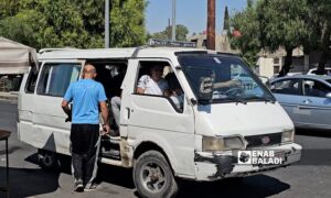سائقو سرافيس خط سبينة في ساحة الأشمر - 20 أيلول 2025 (عنب بلدي/أحمد مسلماني)
