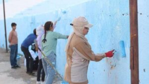 متطوعون يقومون بأعمال طلاء للملعب البلدي في دير الزور تمهيدًا لانطلاق حملة دير العز - 10 أيلول 2025 (محافظة دير الزور)