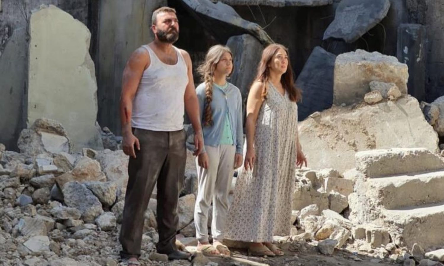 الفنان سامر المصري والفنانة كندا علوش في مشهد من فيلم "نزوح" - 15 أيلول 2025 (عنب بلدي)