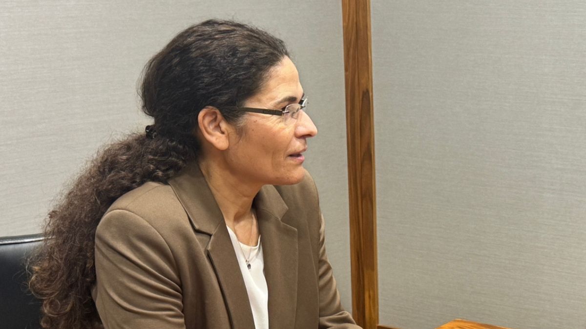 مسؤولة الشؤون الخارجية في "الإدارة الذاتية" في شمال شرق سوريا إلهام أحمد تكشف عن وجود مقترحات بأن يتسلم مظلوم عبدي أو ضابط فيها منصب "وزارة الدفاع أو رئيس الأركان في الجيش السوري - 27 أيلول 2025 (المجلة)