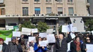 موظفون يتظاهرون في ساحة المحافظة بدمشق احتجاجًا على تسريحهم من وظائفهم- 15 شباط 2025 (فيسبوك)