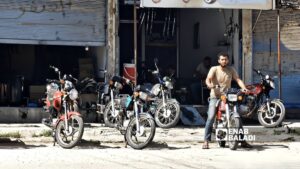أحد محال بيع الدراجات النارية في رأس العين - 25 آب 2025 (عنب بلدي)