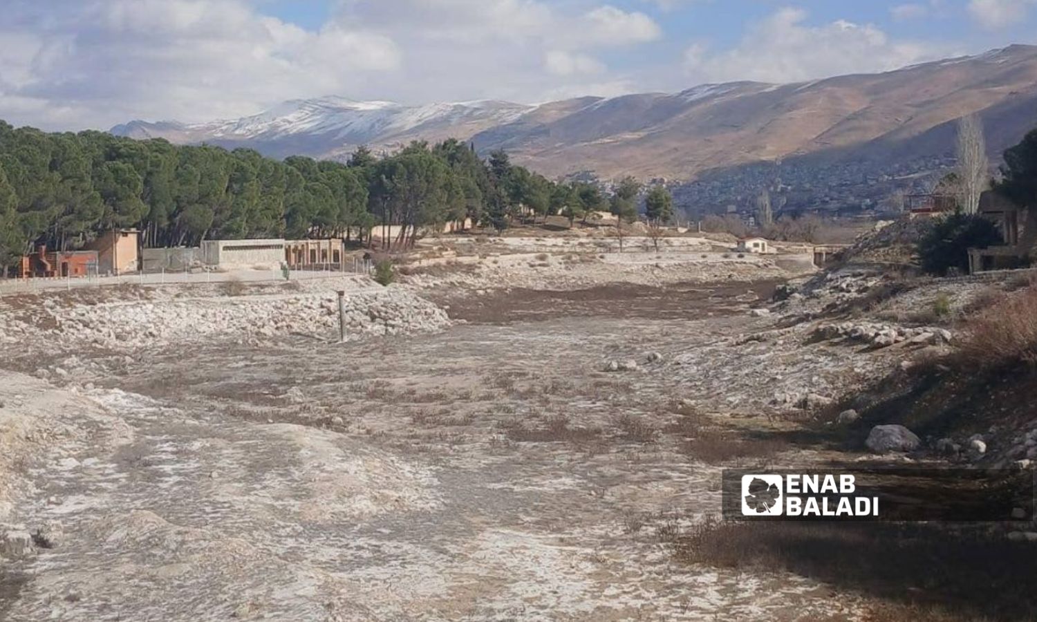 سحب المياه من بحيرة بردى عبر الآبار المحيطة بها يتسبب بجفافها - 6 نيسان 2025 (عنب بلدي/ عمر علاء الدين)