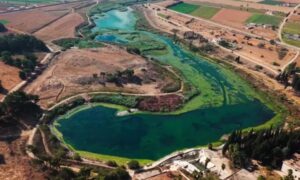 صورة جوية لمحطة نبع عين التنور في حمص - 29 تموز 2025 (المؤسسة العامة لمياه الشرب والصرف الصحي في محافظة حمص/ فيسبوك)
