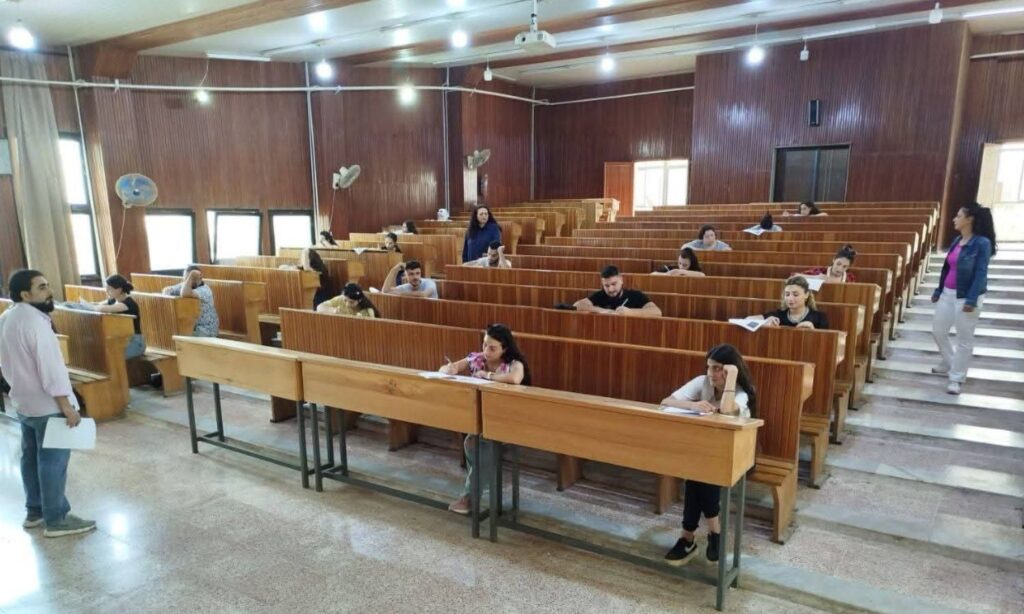 طلبة خلال الامتحانات النظرية بكلية العلوم في جامعة طرطوس - 19 آب 2025 (جامعة طرطوس/فيسبوك)