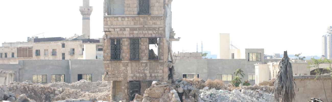 بناء مدمر في منطقة حلب القديمة بفعل العمليات العسكرية - أيلول 2025 (عنب بلدي/ محمد مصطو)
