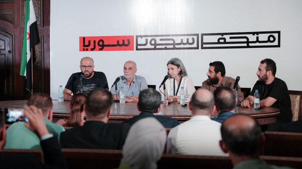 خلال فعالية إطلاق "متحف سجون سوريا" في دمشق بحضور الصحفي عامر مطر - 15 أيلول 2025 (رابطة معتقلي صيدنايا)