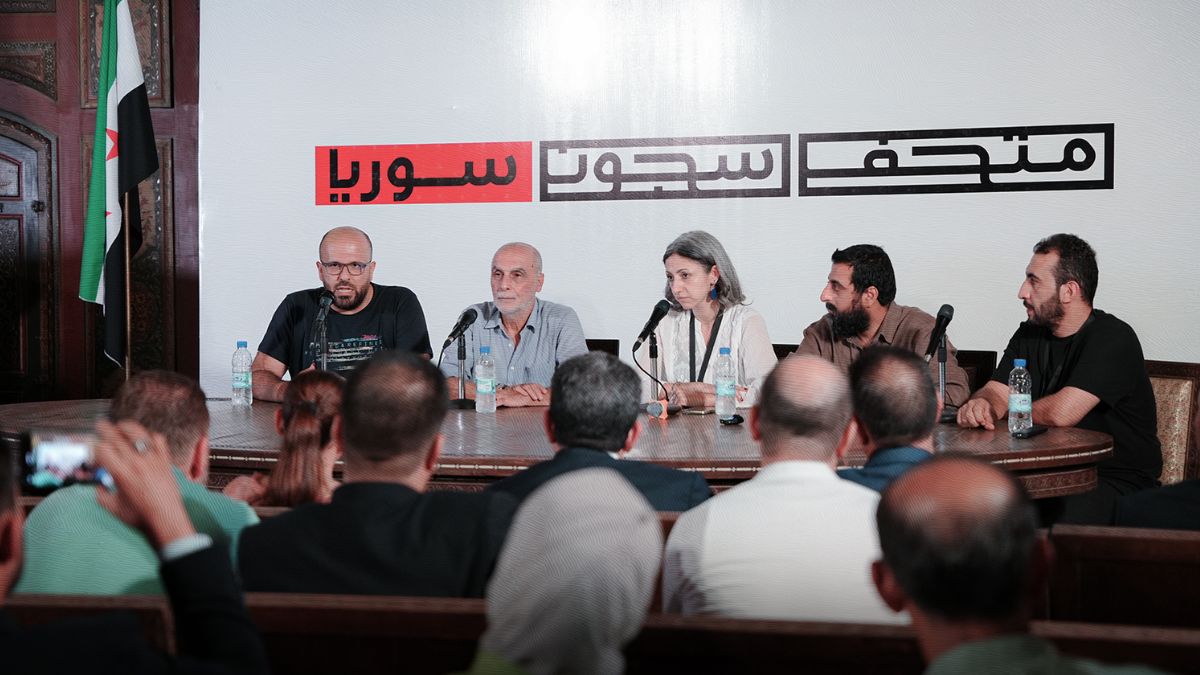 خلال فعالية إطلاق "متحف سجون سوريا" في دمشق بحضور الصحفي عامر مطر - 15 أيلول 2025 (رابطة معتقلي صيدنايا)