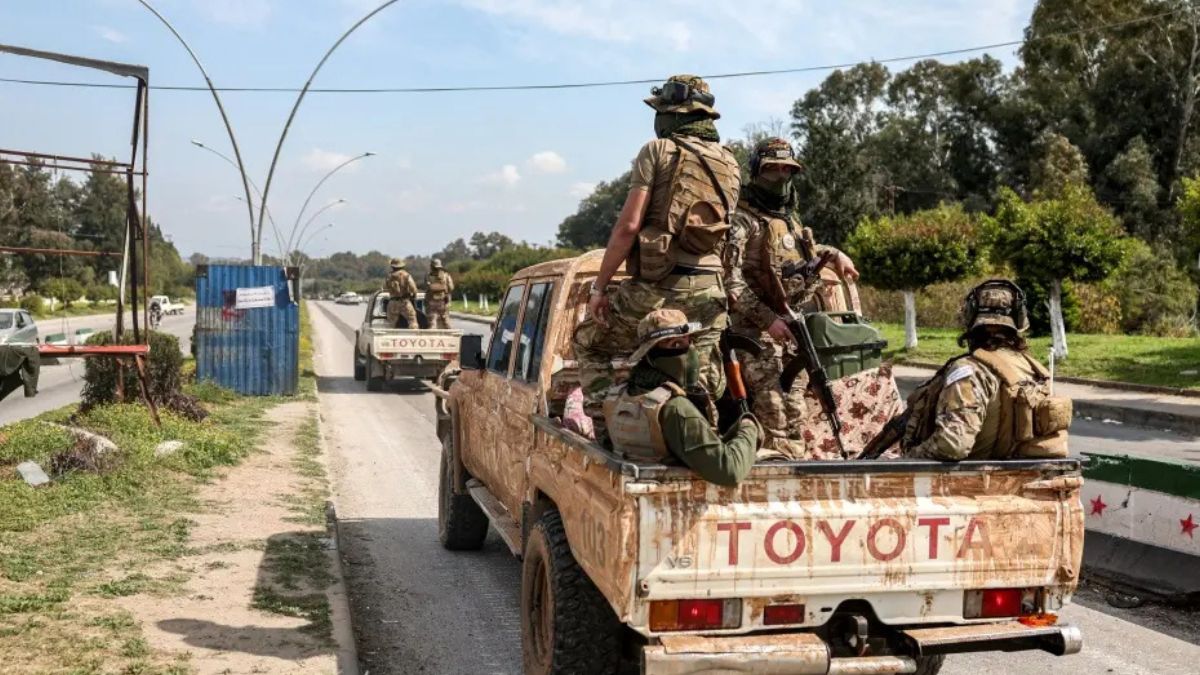 عناصر من وزارة الدفاع السورية يتجولون في مدينة اللاذقية أثناء أحداث آذار - 23 أيلول 2025 (هيومن رايتس ووتش)