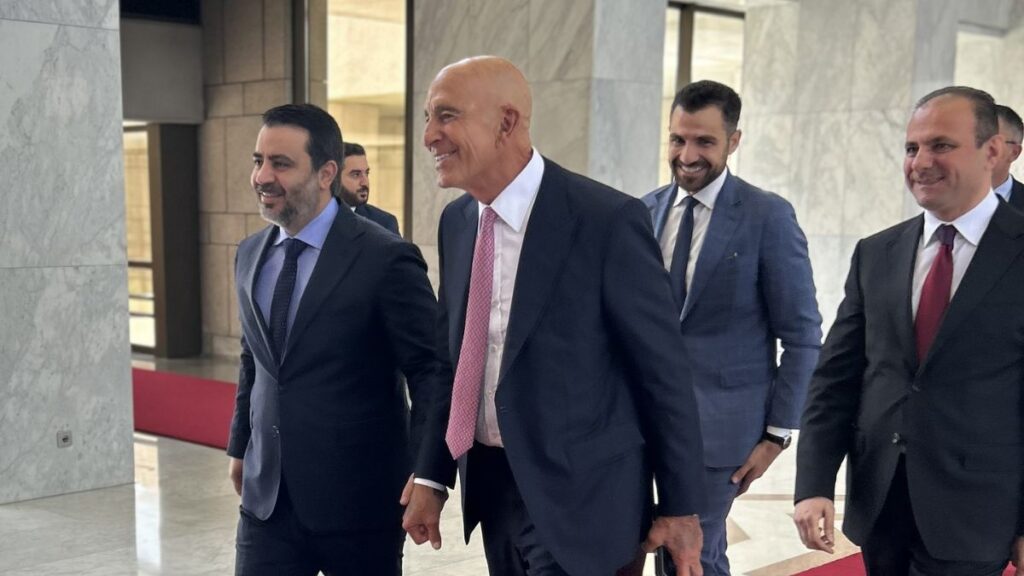 المبعوث الأمريكي إلى سوريا ووزير الخارجية السوري في قصر الشعب - 6 آب 2025 (توم براك/ إكس)