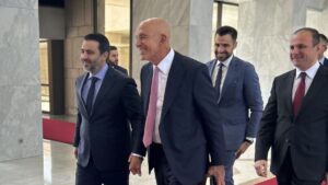 المبعوث الأمريكي إلى سوريا ووزير الخارجية السوري في قصر الشعب - 6 آب 2025 (توم براك/ إكس)