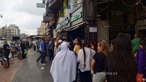 طوابير على أحد محال الحلويات للحصول على ما يمكن من خبز ومعجنات في السويداء 25 من أيلول 2025 (السويداء 24)
