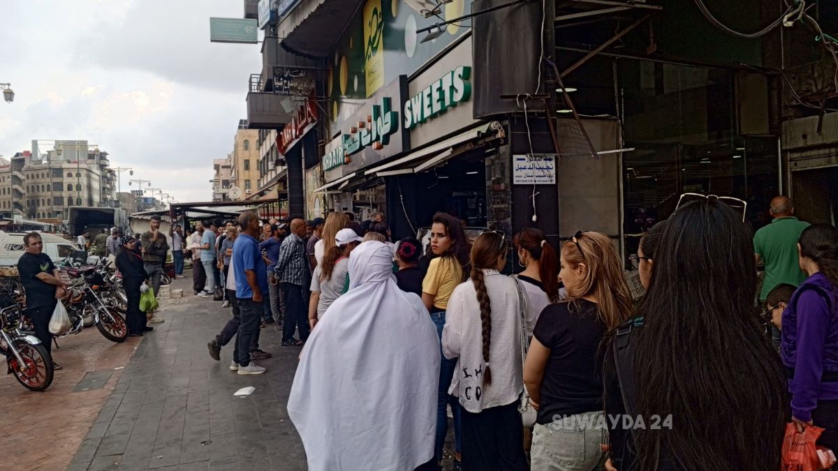 طوابير على أحد محال الحلويات للحصول على ما يمكن من خبز ومعجنات في السويداء 25 من أيلول 2025 (السويداء 24)