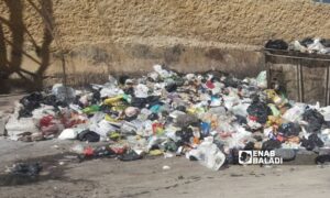 تجمع للنفايات في شارع البرج بحي الميدان في مدينة حلب - 27 أيلول 2025 (عنب بلدي)
