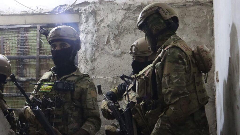 عناصر من "وحدات حماية المرأة" (ypj) خلال مداهمة للقبض على عناصر من تنظيم "الدولة الإسلامية" في الرقة - 13 أيلول 2025 (ypj المركز الإعلامي/ تلجرام)