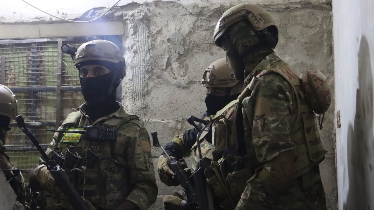 عناصر من "وحدات حماية المرأة" (ypj) خلال مداهمة للقبض على عناصر من تنظيم "الدولة الإسلامية" في الرقة - 13 أيلول 2025 (ypj المركز الإعلامي/ تلجرام)