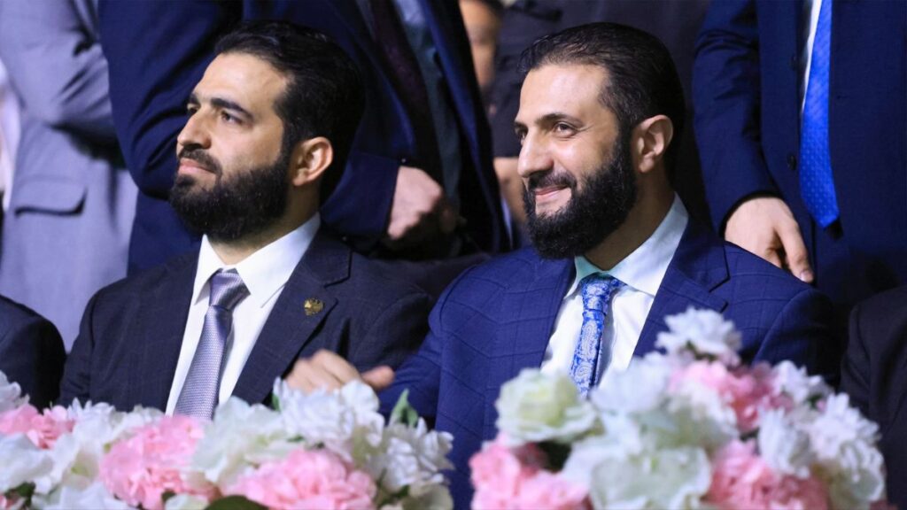 الرئيس السوري أحمد الشرع ووزير الداخلية السوري أنس خطاب خلال حضور فعالية في إدلب ـ 27 أيلول 2025 (الرئاسة السورية)