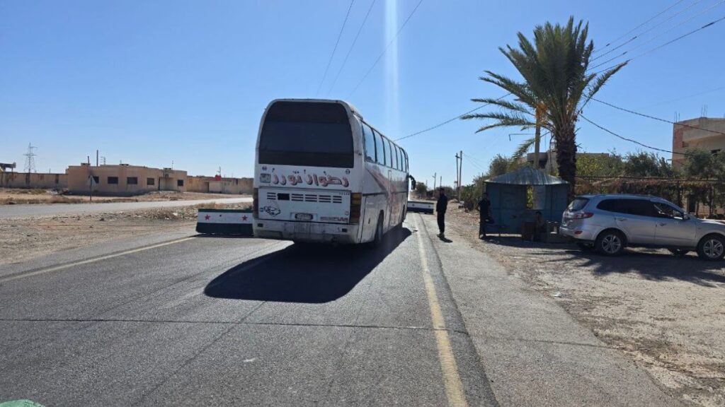 حافلة على طريق دمشق السويداء 25 تشرين الأول 2025 (محافظ السويداء مصطفى البكور /تلغرام)