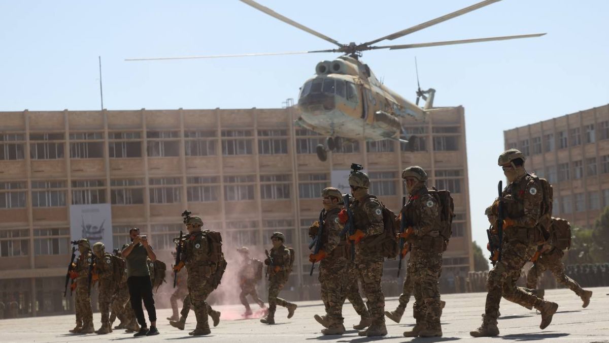 عرض عسكري أثناء تخريج عدد من الطلاب السوريين في الأكاديمية العسكرية في حلب 1 أيار 2025 (وزارة الدفاع السورية)