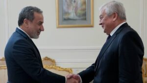 لقاء المبعوث الروسي الخاص إلى سوريا، ألكسندر لافرينتيف مع وزير الخارجية الإيراني عباس عراقجي ـ 21 تشرين الأول 2025 (الخارجية الإيرانية)
