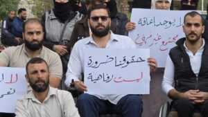 الناشط موفق أحمد هارون خلال وقفة احتجاجية تطالب بحقوق ذوي الأعاقة ـ 9 من تشرين الأول 2025 (موفق هارون /فيسبوك)
