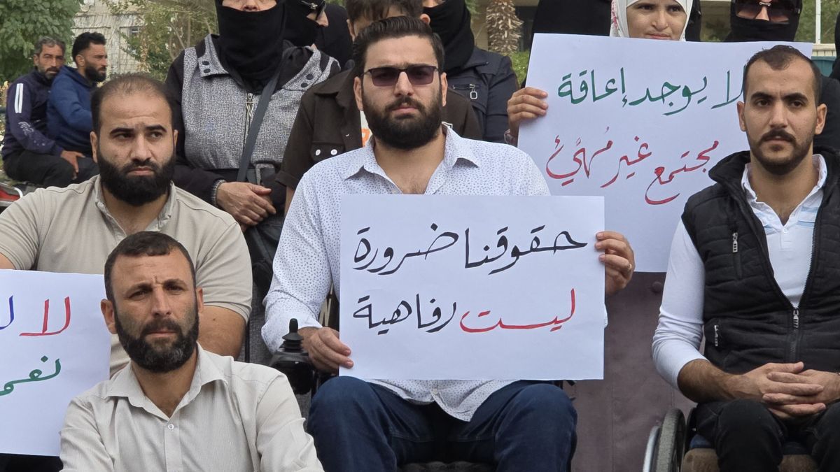 الناشط موفق أحمد هارون خلال وقفة احتجاجية تطالب بحقوق ذوي الأعاقة ـ 9 من تشرين الأول 2025 (موفق هارون /فيسبوك)
