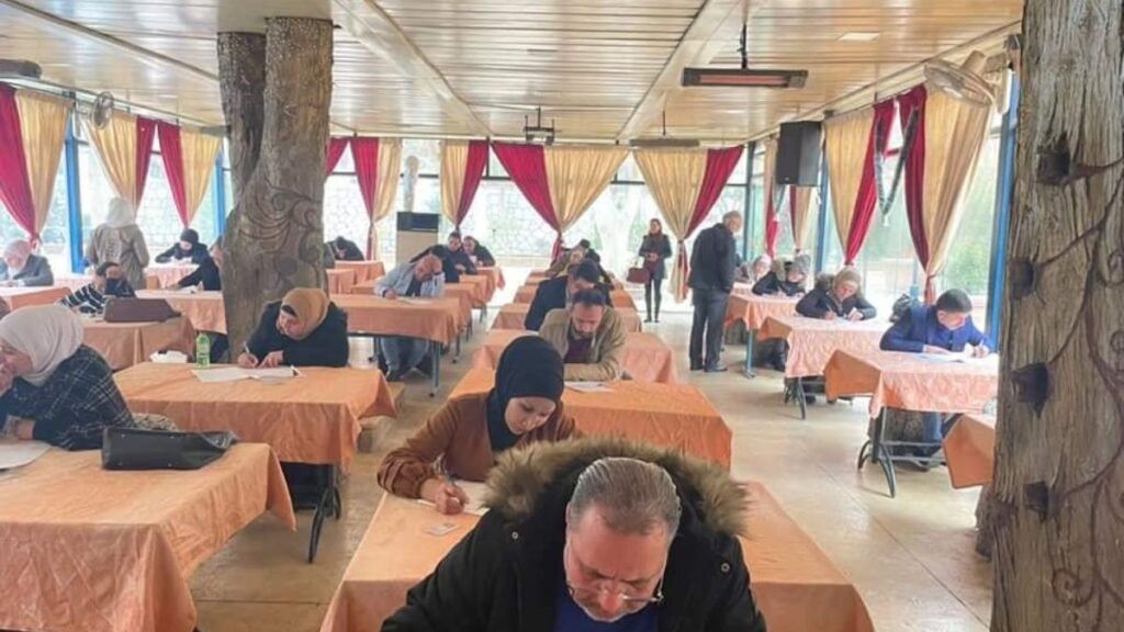 المتقدمون بطلبات الانتساب لفروع نقابة المحامين بالمحافظات يتقدمون للامتحان التحريري في إحدى قاعات كلية الحقوق بجامعة دمشق - 5 آذار 2022 (نقابة المحامين المركزية/فيسبوك)
