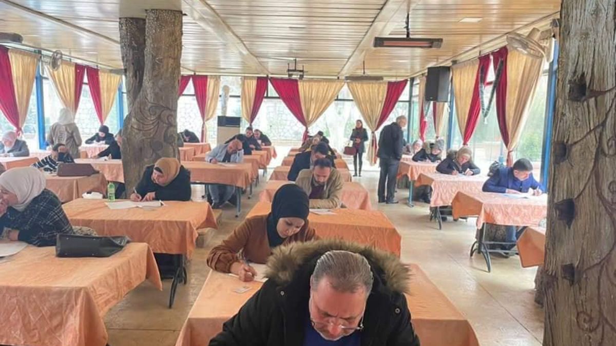 المتقدمون بطلبات الانتساب لفروع نقابة المحامين بالمحافظات يتقدمون للامتحان التحريري في إحدى قاعات كلية الحقوق بجامعة دمشق - 5 آذار 2022 (نقابة المحامين المركزية/فيسبوك)