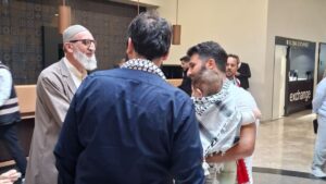 عبد الرحمن الدالاتي أثناء وصوله إلى مطار إسطنبول في تركيا وعائلته في استقباله ـ 10 تشرين الأول 2025 (يمان الدالاتي/ إكس)