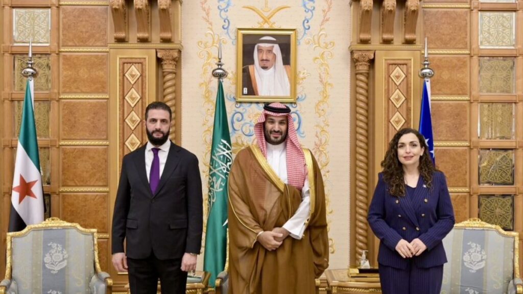 لقاء الرئيس السوري أحمد الشرع وولي العهد السعودي محمد بن سلمان ورئيسة جمهورية كوسوفو فيوزا عثمان في الرياض - 29 تشرين الأول 2025 (فيوزا عثمان/ إكس)