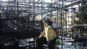أحد عناصر الدفاع المدني السوري خلال عملية إطفاء حريق مطعم في حلب - 1 تشرين الأول 2025 (عنب بلدي/ محمد مصطو)