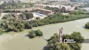صورة جوية للجسر المعلق في دير الزور شرقي سوريا - 6 تشرين الأول 2025 (عنب بلدي/ عبادة الشيخ)
